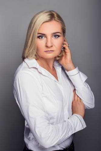 Veslava (kirpimo meistrė-koloristė)